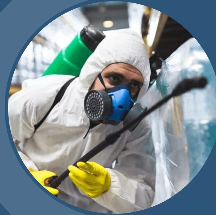 Técnico profesional realizando fumigación y control de plagas
